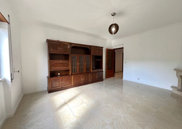Apartamento T2 com lareira na Praceta Paiva Couceiro em Mem Martins