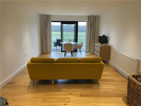 Full racecourse views from south facing 4th floor apartment in this sought after development. - Photo 2