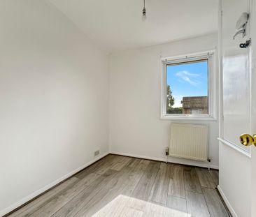 A lovely detached 3 bedroom house, with garage and enclosed rear ga... - Photo 5