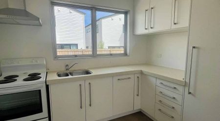 Modern 2-bed. Available now! - Photo 4