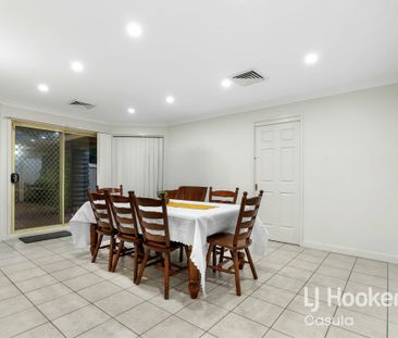 Impressive 5 Bedroom / 4 Living Zone Residence - Photo 3