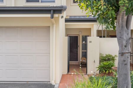SPARKLING COASTAL TOWNHOUSE WITH CHÍC RENOVATED INTERIOR CONTACT JULIE SYKES 0438 050 110 - Photo 2