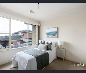 Spacious Three-Bedroom Townhouse with Double Garage - Photo 4