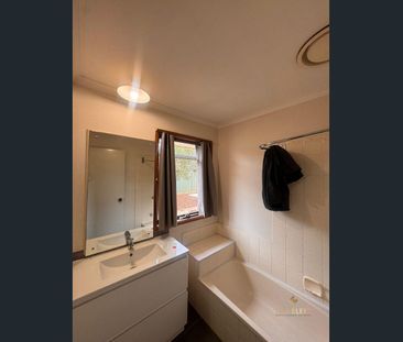 Spacious Family Home on Generous 562m² Corner Block in Central Werr... - Photo 2