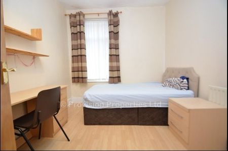 8 Bedroom Student Houses in Hyde Park - Photo 4