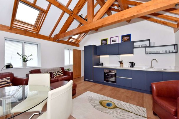 SHORT TERM - A beautifully finished first floor apartment, offered on a short term basis with all bills included and fully furnished - Photo 1