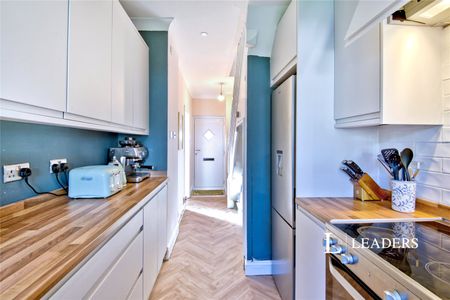 3 bedroom house to rent Springfield Park Road, CM2 - Photo 5