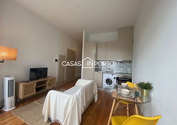 Apartamento T0+1 para arrendamento na Rua Santa Catarina, Porto