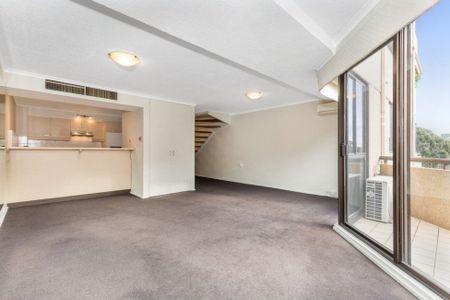 Three Bedroom Apartment with Views to Albert Park - Photo 3