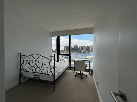 Stunning Fully Furnished 2-Bed, 2-Bath Apartment with Parking in the Heart of Docklands - Photo 4