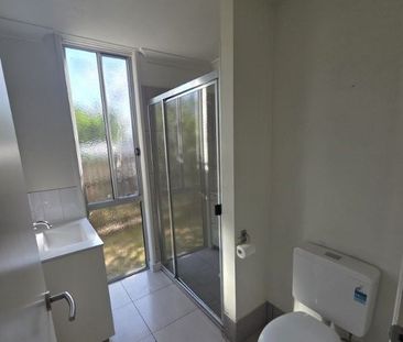 Modern 2 Bedroom Apartment - Photo 4