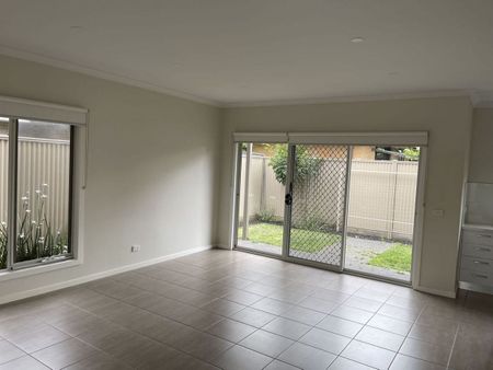 2/32 Dundee Street, Reservoir, VIC 3073 - Photo 3