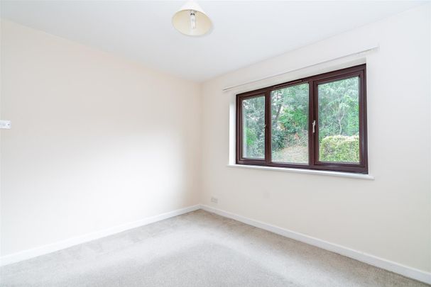 Bassetsbury Lane, High Wycombe - Photo 1