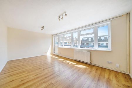 3 bedroom flat to rent - Photo 2