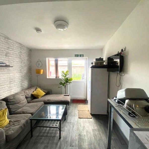 1 bedroom in a house share to rent - Photo 1