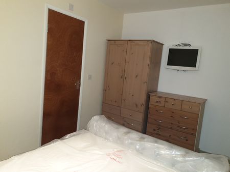 Room in a Shared House, Cranbrook Road, IG1 - Photo 2