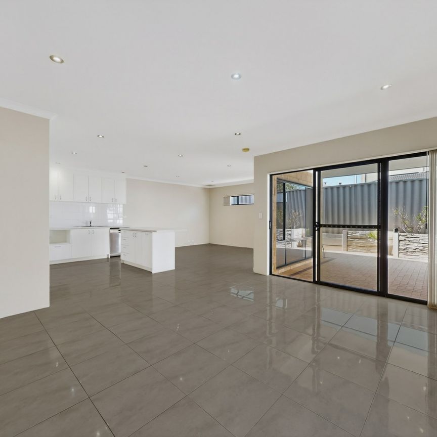 Prime location, modern, low-maintenance home - Photo 1