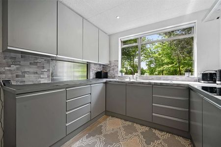 A four bedroom detached house, set in a sought after location. Available 3rd July on a flexible furnishing basis. - Photo 2