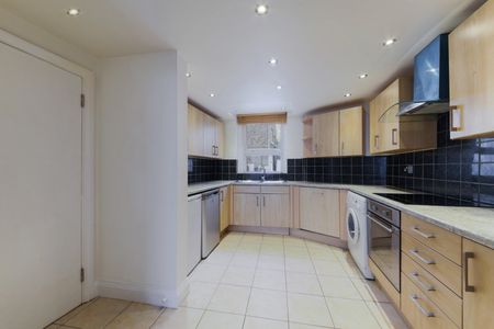2 Bedroom Flat, Brewer Street, London, Greater London, Soho, W1F - Photo 2