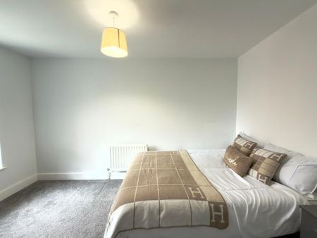 1 bedroom in a flat share to rent - Photo 2