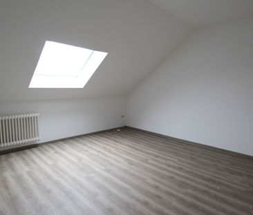 Frisch renovierte 4-Zimmer-Dachgeschosswohnung in schöner, ruhiger ... - Photo 1