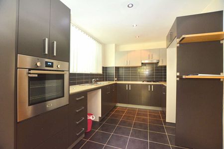 Ground floor modern unit with courtyard - Photo 4