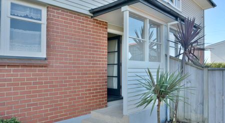 Sunny Three Bedroom Home. - Photo 4