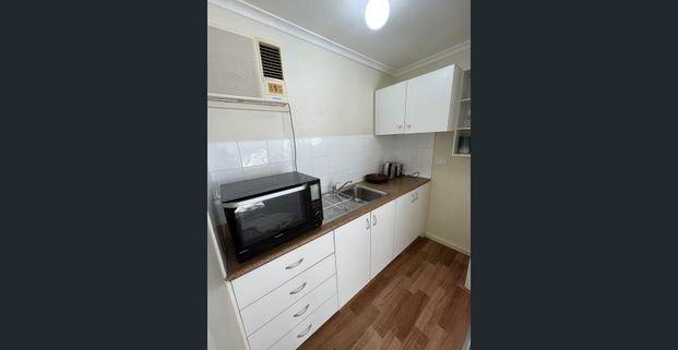 Share House - 4 bedrooms, open plan living space with aircon, fully furnished and all bills included! - Photo 1