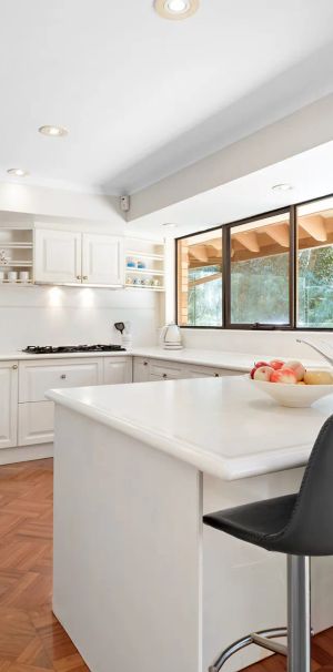 Massive tri-level home with luxury landscaped gardens - Photo 1