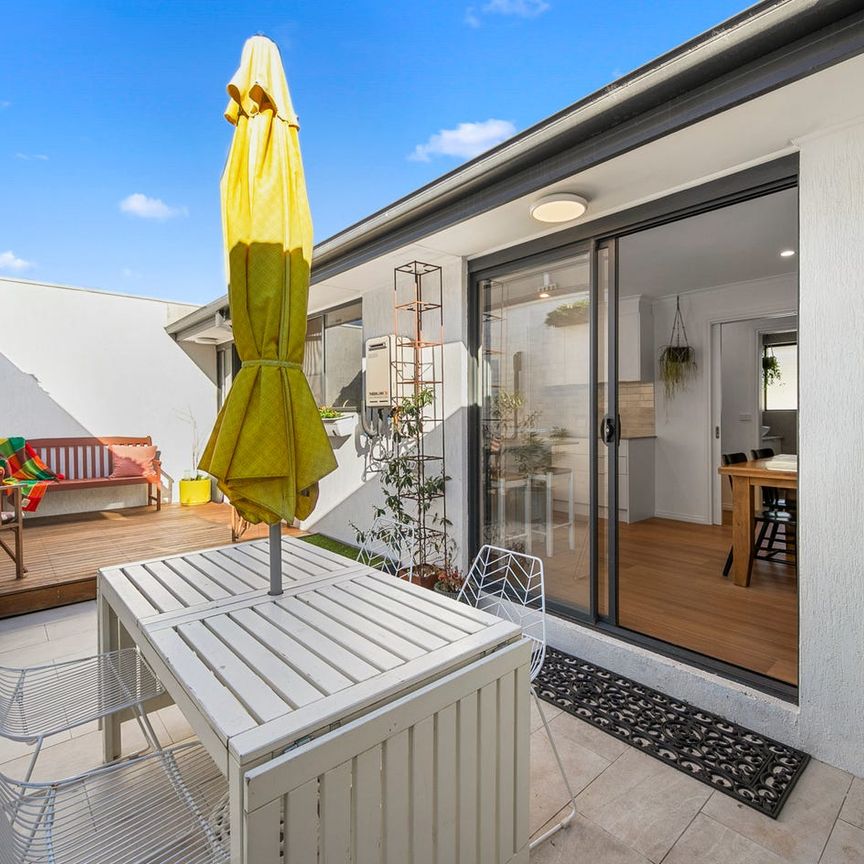 Stunning fully renovated two bedroom unit in quiet location. - Photo 1