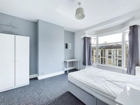 6 bedroom end of terrace house to rent - Photo 4