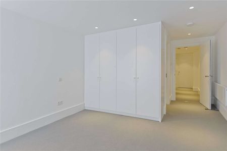 An impressive two bedroom duplex flat occupying the raised ground and lower ground floors of a Victorian house on Lancaster Gate - Photo 4