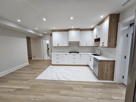 For Lease - 41 Sugarbush Square, Toronto, Ontario - Photo 2