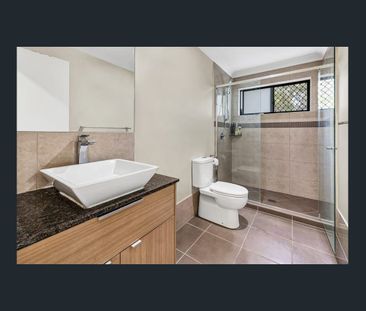 Large 5 Bedroom Home - Available now - Photo 6