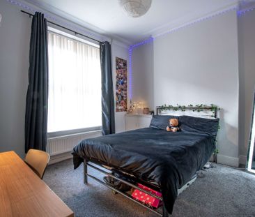 Brilliant six bedroom three story house - Photo 2