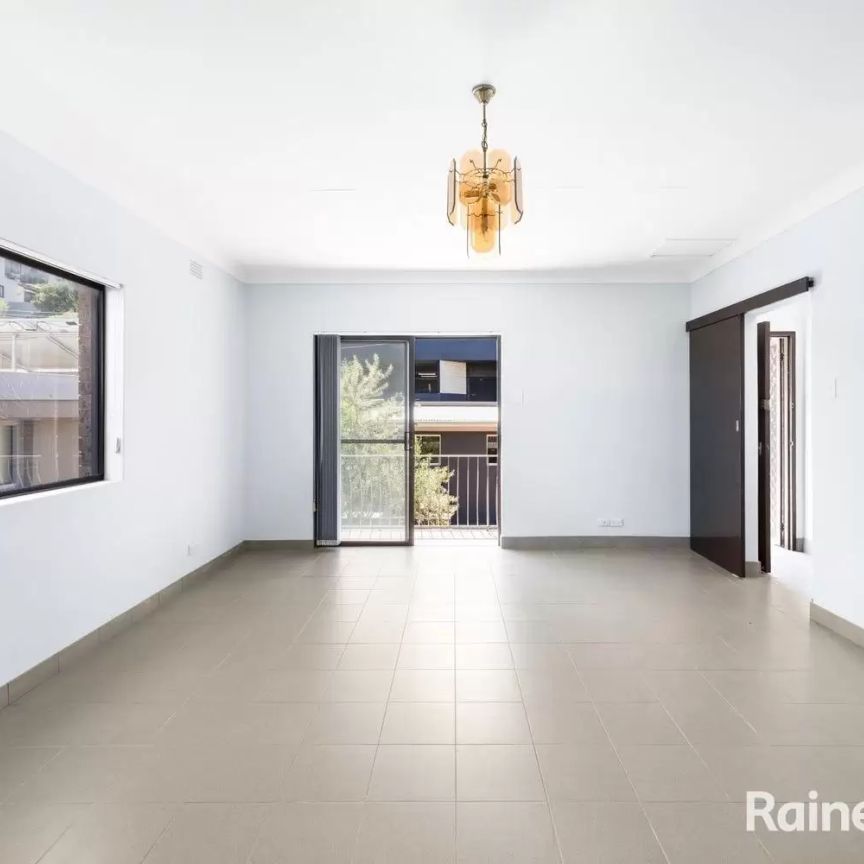 House with 4 bedrooms, 1 bathroom & parking for 2 cars - Photo 1