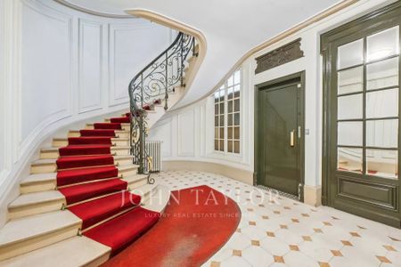 Appartement à louer Paris 8Ème - Faubourg-Du-Roule, Paris Rive Droite, France3 550 EUR / Mois - Photo 2