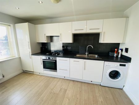 2 bed flat to rent in Park Avenue, Bushey, WD23 - Photo 5