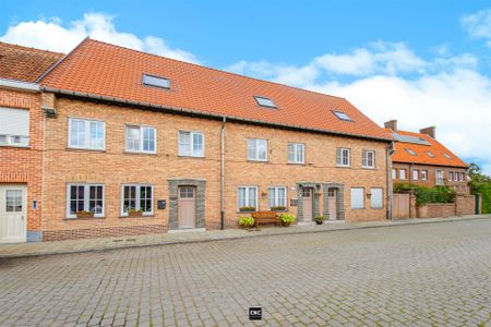 Verzorgde woning in het hart van het charmante Middelburg met een bewoonbare oppervlakte van +/- 125m². De woning beschikt over drie ruime slaapkamers, elk met veel natuurlijk licht. - Photo 2