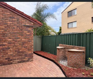 Renovated 2 bedroom townhouse - Photo 6