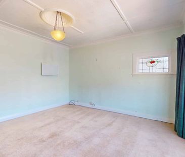 Charming 4-Bedroom Bungalow - Photo 4