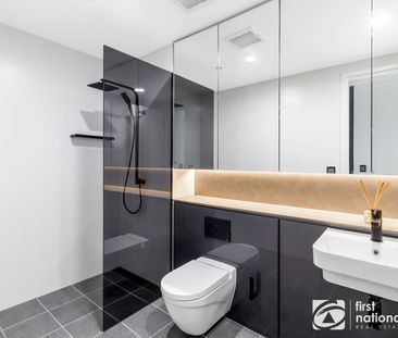 Luxurious 2 Bedroom unit - Panoramic Views - Photo 4