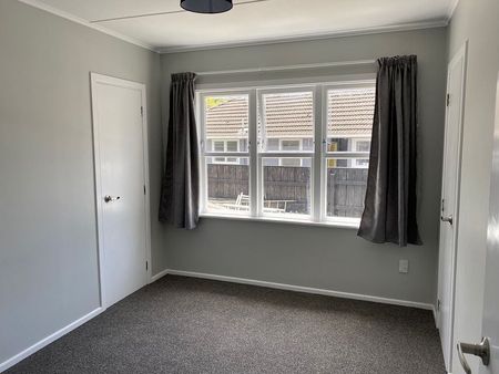 Modernised Family Home + Extra Sleepout Room - Photo 2