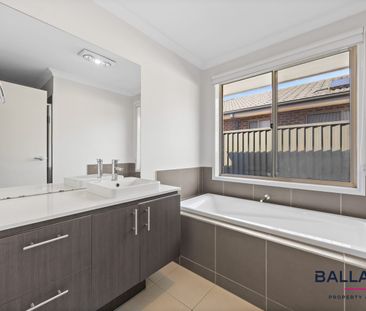 Spacious Three-Bedroom Home with Two Living Areas and Two Bathrooms... - Photo 4