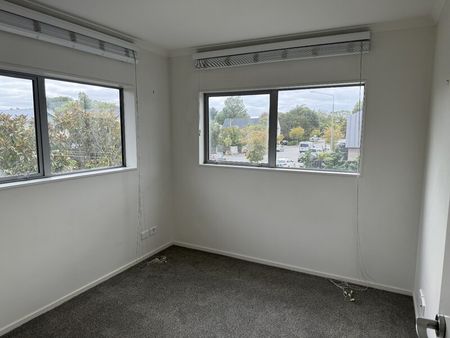 Inner City Apartment – Secure Carpark - Photo 4