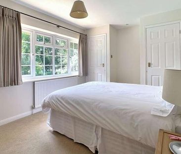 Old Avenue, West Byfleet, Surrey, KT14 - Photo 2