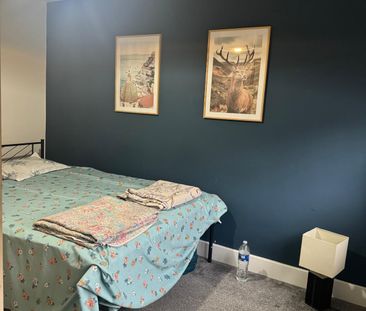 Double bedroom close to chigwel station- £880 pcm - Photo 2