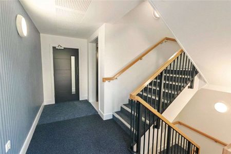 A contemporary apartment with premium specifications situated in Hythe. - Photo 2