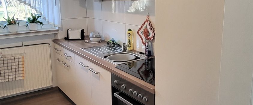 Erdgeschosswohnung mit Einbauküche und Terrasse! - Foto 1