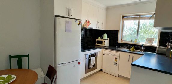Perfectly Positioned 2 bedroom in Ascot Vale - Photo 2